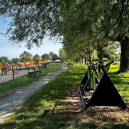 Les Cabanes Du Lac Vandre Bagian luar foto