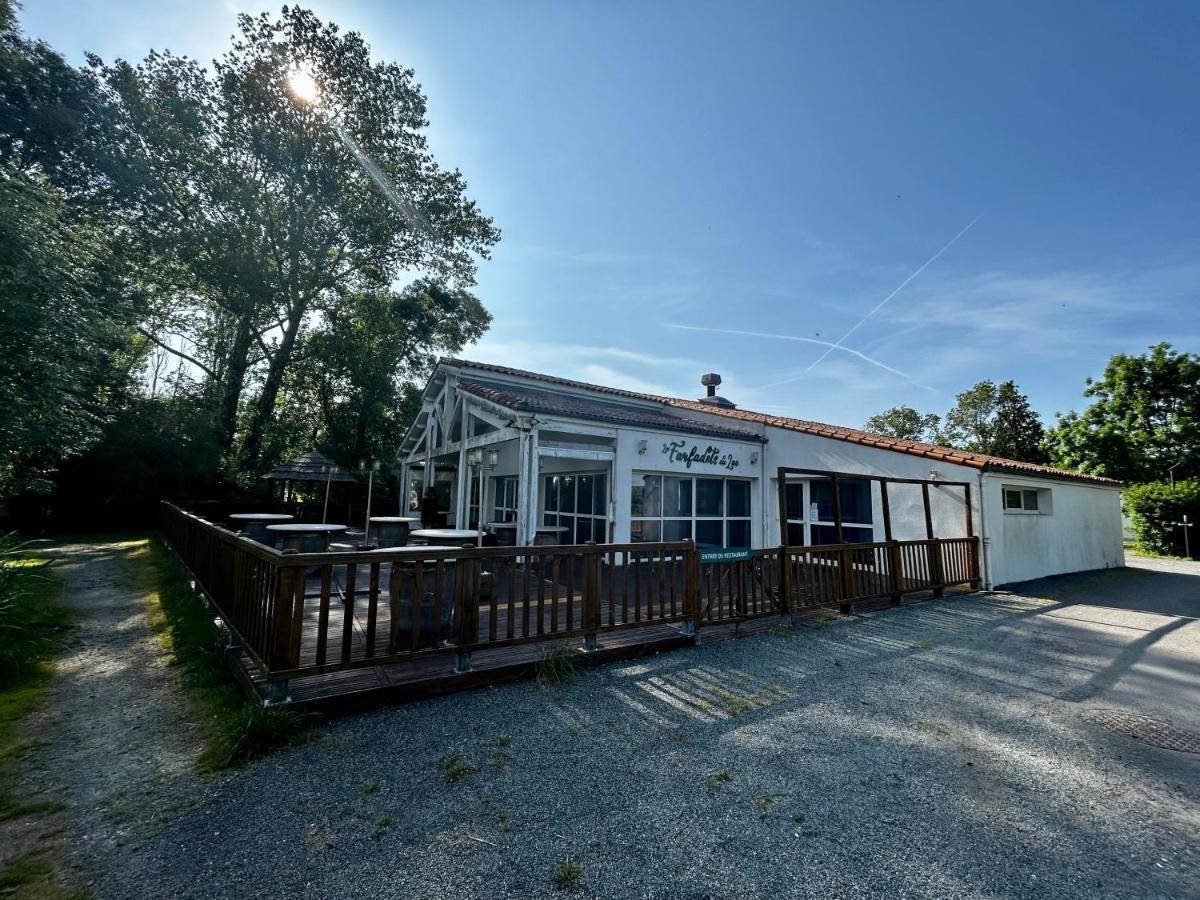 Les Cabanes Du Lac Vandre Bagian luar foto