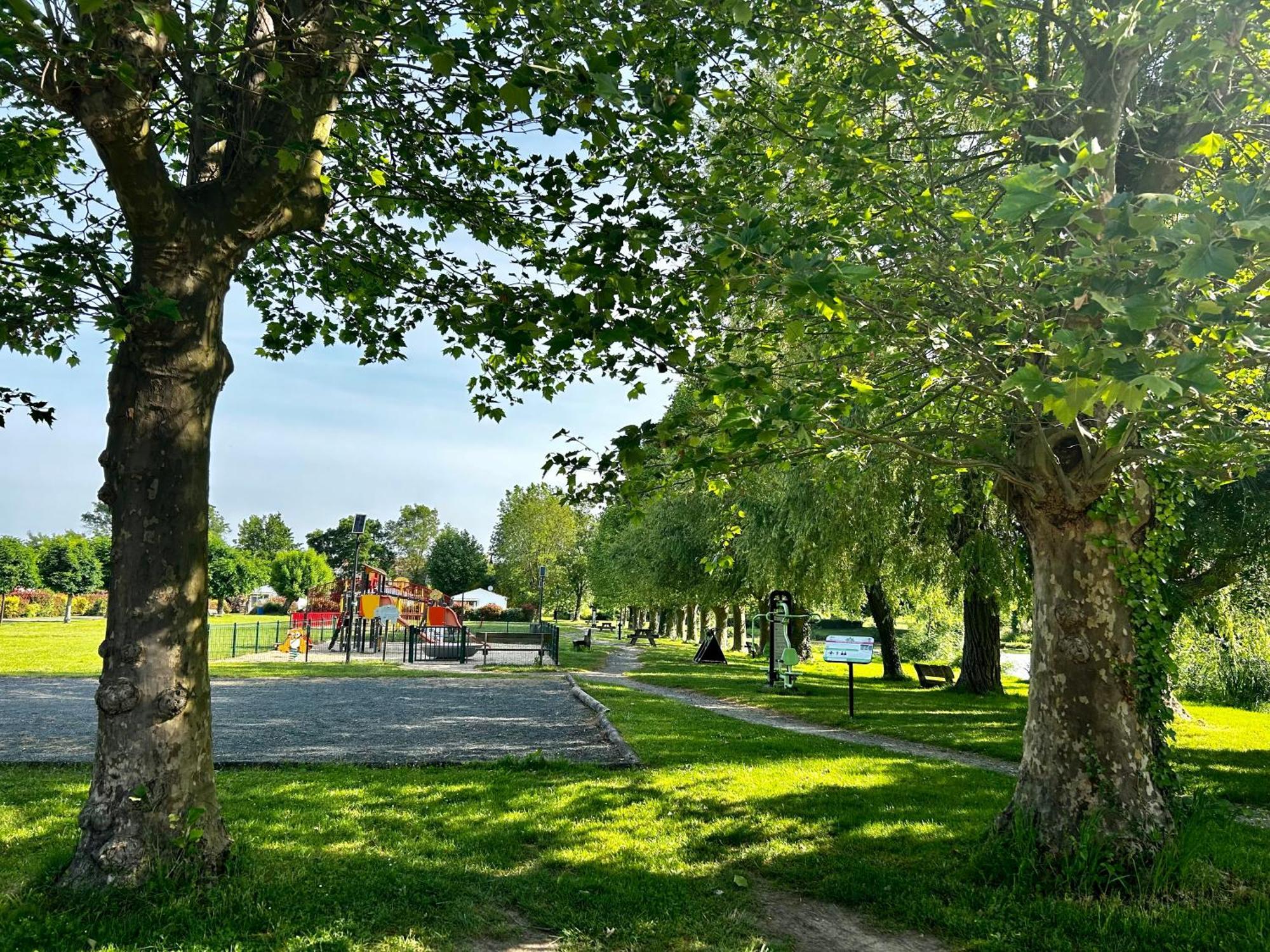 Les Cabanes Du Lac Vandre Bagian luar foto