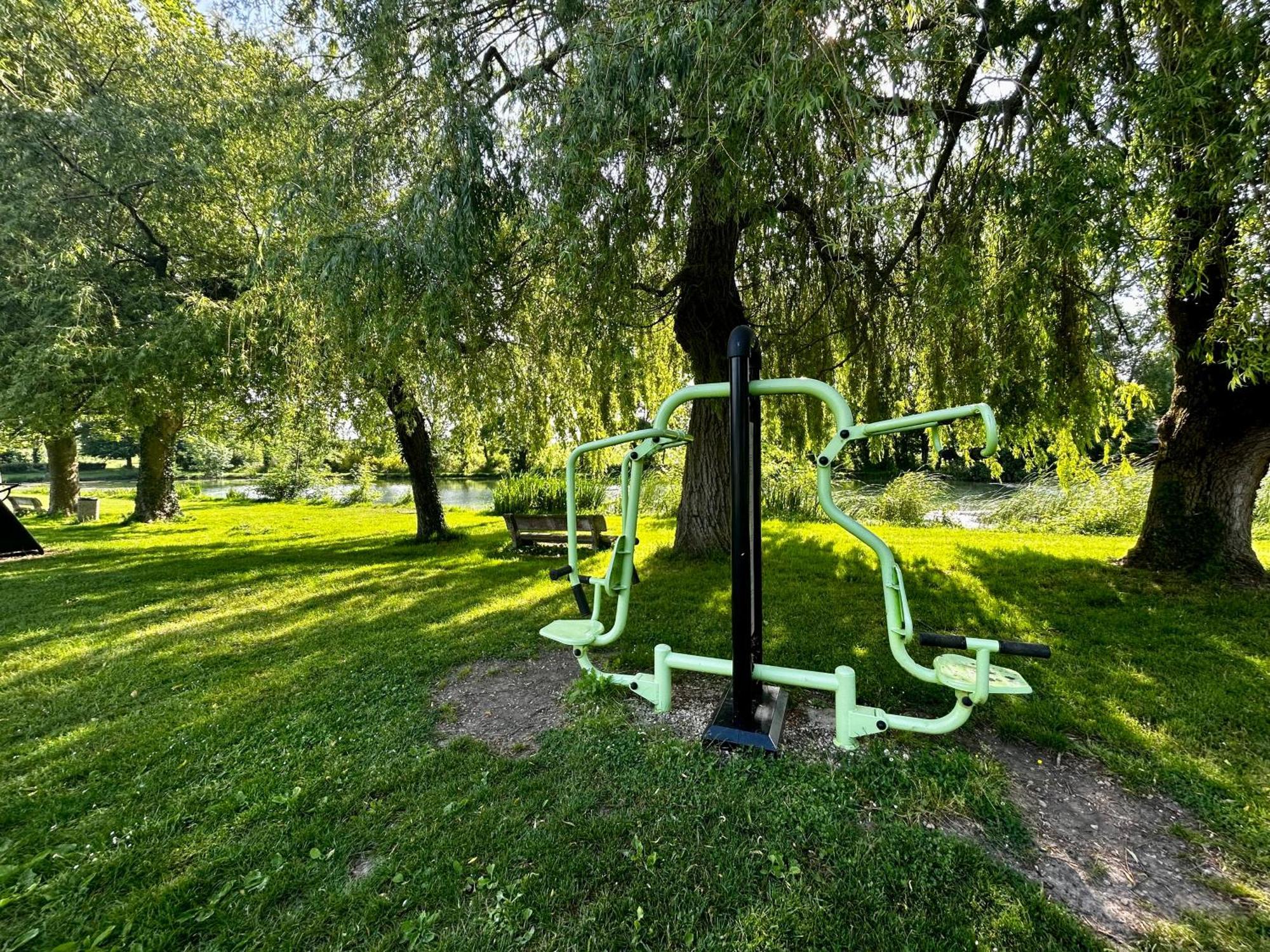Les Cabanes Du Lac Vandre Bagian luar foto